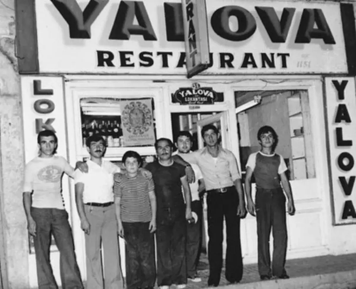 Eski Yalova Restoran’ın önünde çekilmiş siyah beyaz arşiv fotoğrafı