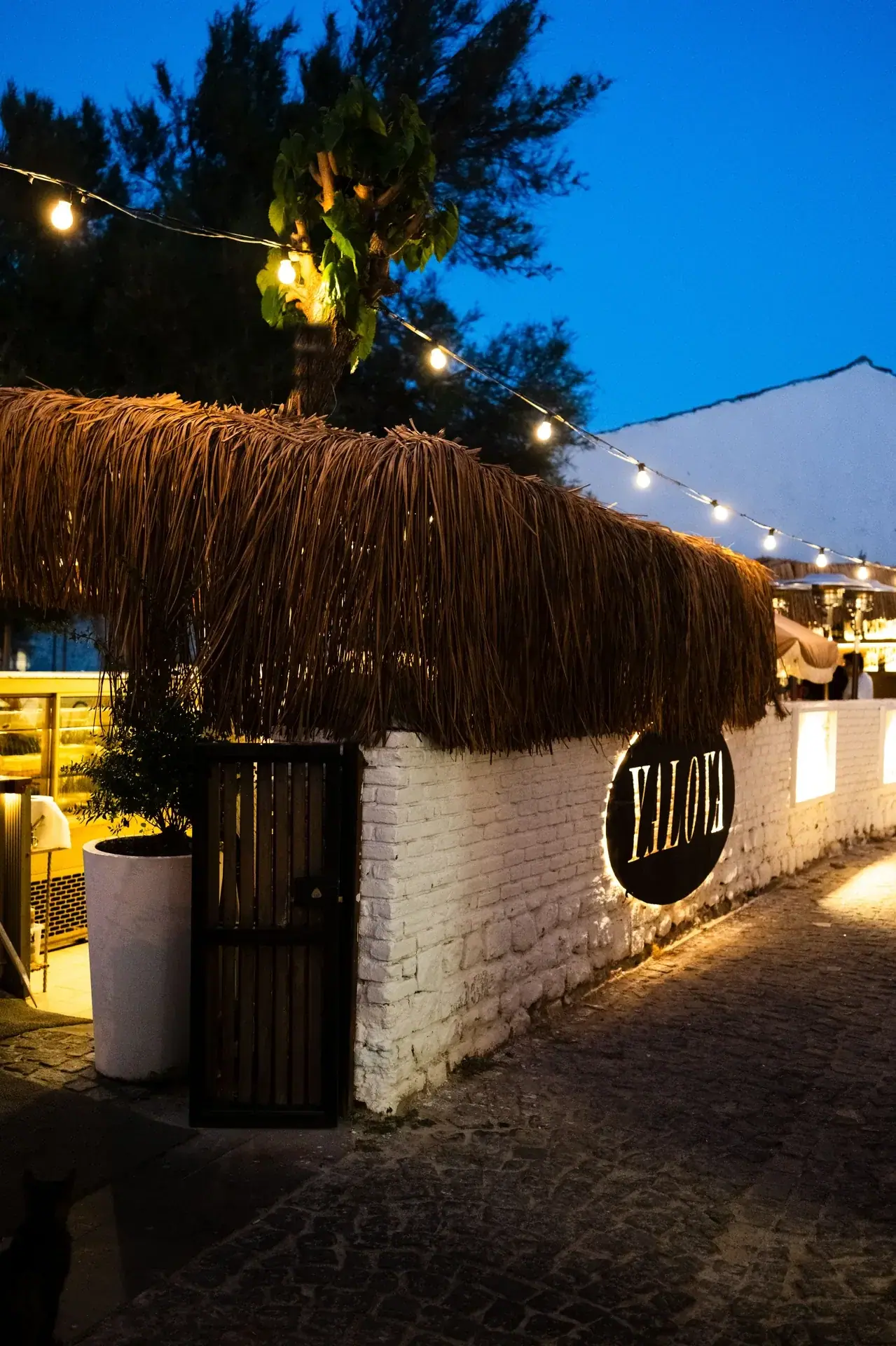 Bozcaada Yalova Restoran’ın akşam ışıklarındaki girişi
