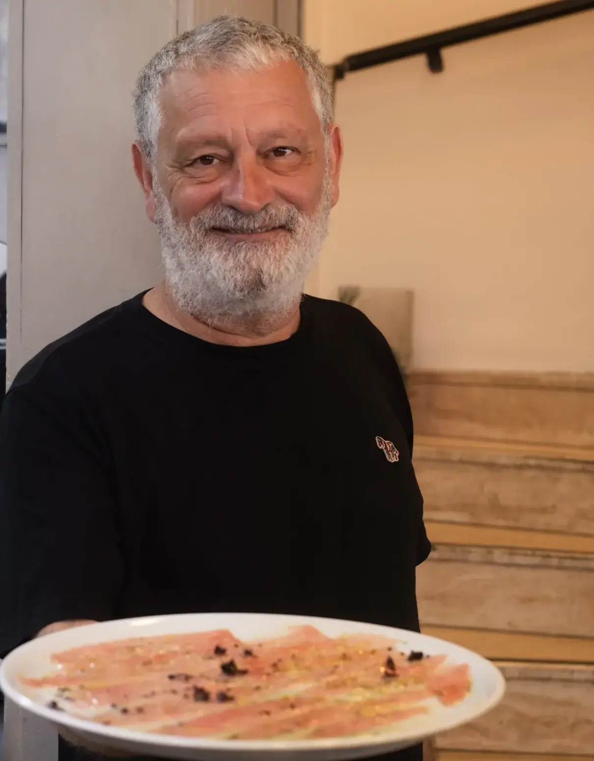 Ertuğrul Sürgit elinde bir tabakla