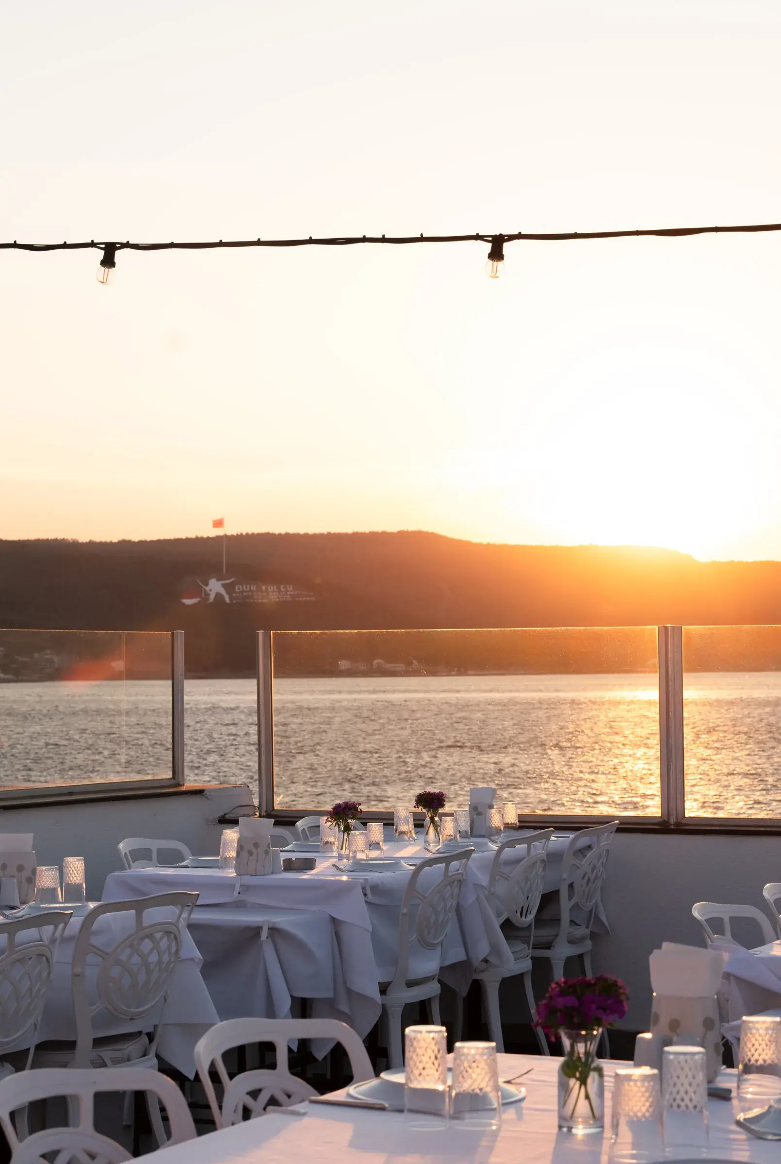 Gün batımında Çanakkale Boğazı’na bakan Yalova Restoran terası