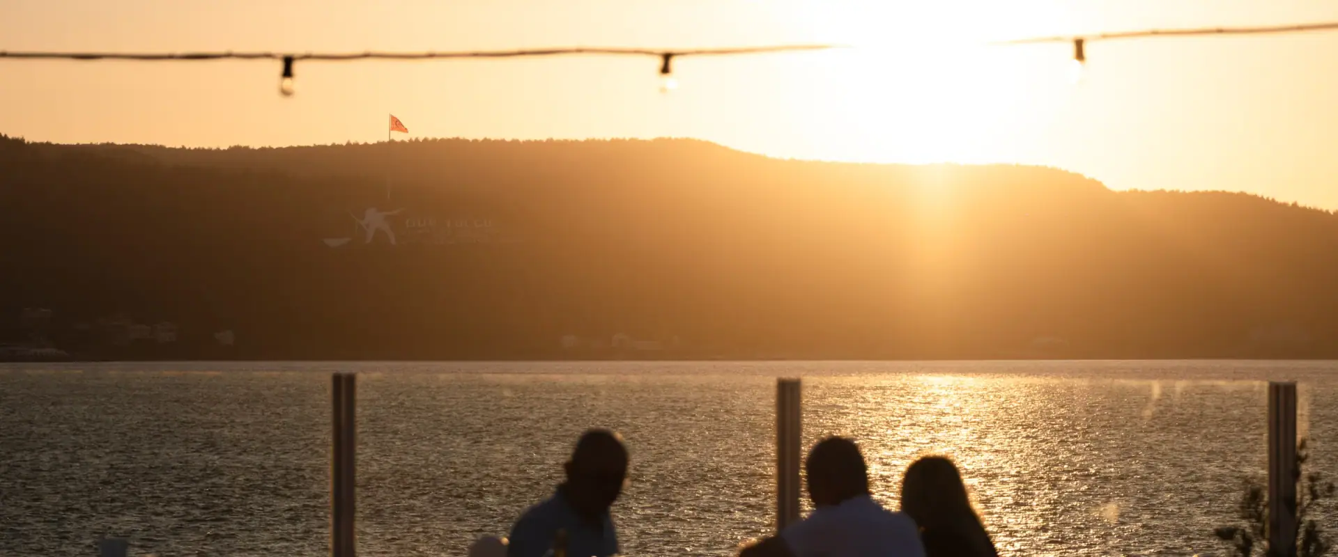 Çanakkale Boğazı’na bakan Yalova Restoran’ın beyaz örtülü masaları