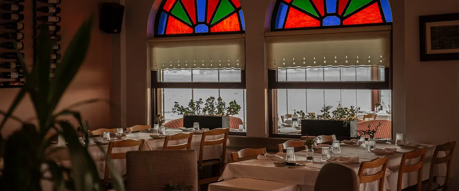 Çanakkale Yalova Restoran’ın vitraylı iç salonu