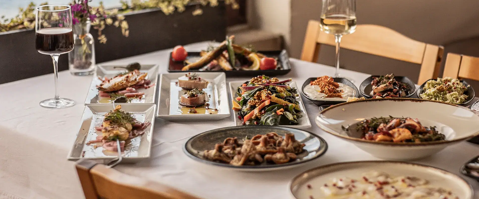 Yalova Restoran’da denize karşı hazırlanmış bir sofra